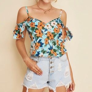 ✨🛍✨NWT Floral Cold Shoulder Top